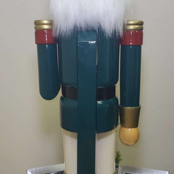Nutcracker - Picture 6 of 7
